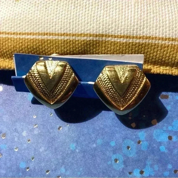 Monet signed gold tone V -Shape Earrings Smooth& Textured Art Decor Clip on 3/4” - Picture 2 of 4